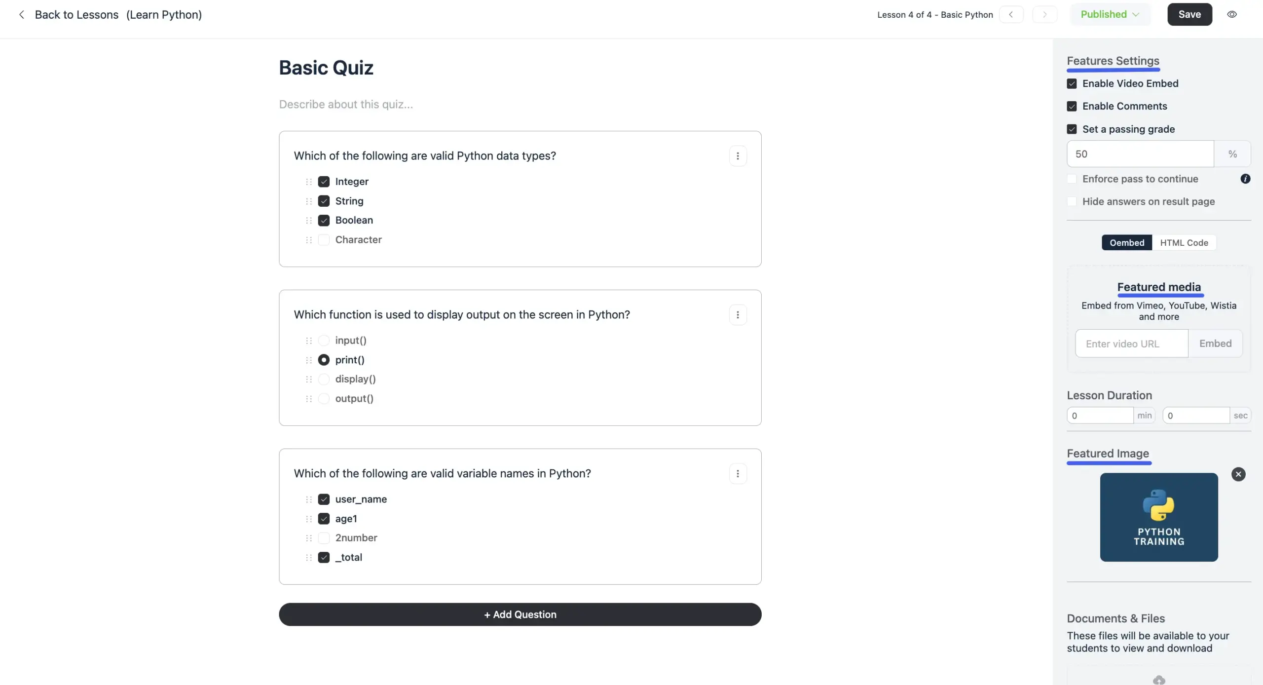 The quiz settings panel showing features, featured media, duration, and file options